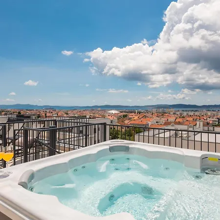Silba Three Bedroom With Private Jacuzzi Апартаменты