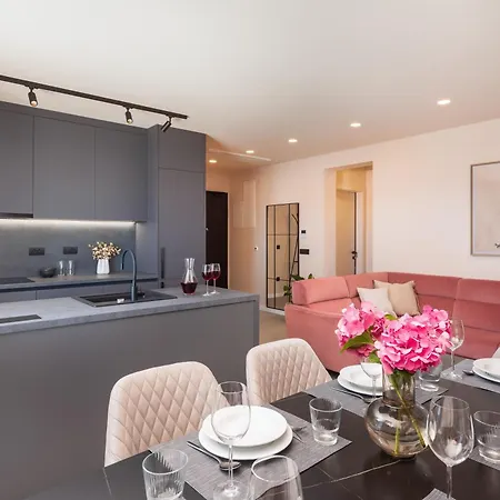 Апартаменты Silba Three Bedroom With Private Jacuzzi